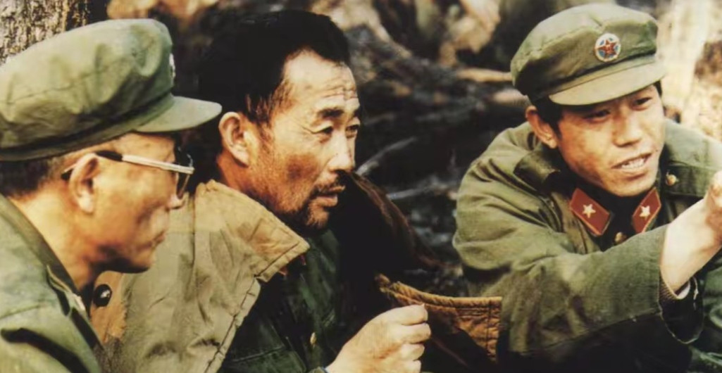 1987年，吴长富任师长，因在大兴安岭救火中贡献突出，于1988年授予少将军衔。