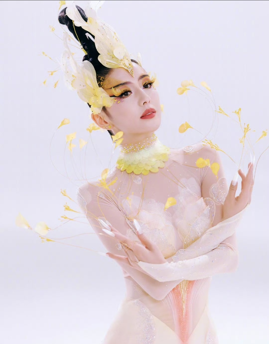 佟丽娅回应参加河南春晚吓我一激灵，光看小图，我还以为佟丽娅穿了一身透视装呢。女演