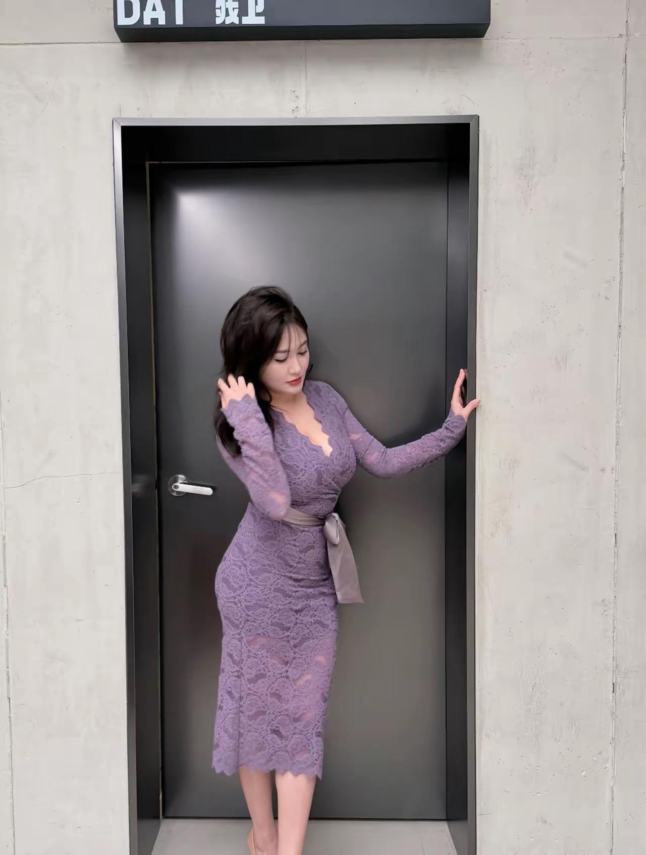 优雅紫色蕾丝裙，自信地站在电梯前👗💃🏻