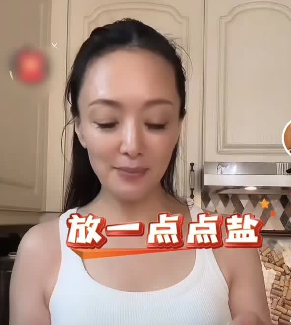 你可能不认识她，但是她却是双料影后，演贵太太专业户。59岁着身材绝了，穿着白色背