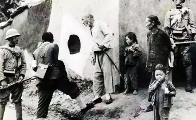 1943年，鬼子尾随新四军女兵张颖回家后，将整个村子围困，千钧一发之际，张颖的父