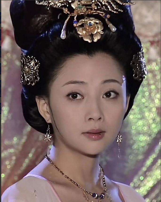 马嵬驿禁军哗变，李隆基让高力士将杨贵妃缢死。事后，陈玄礼问高力士：“你真的把贵妃
