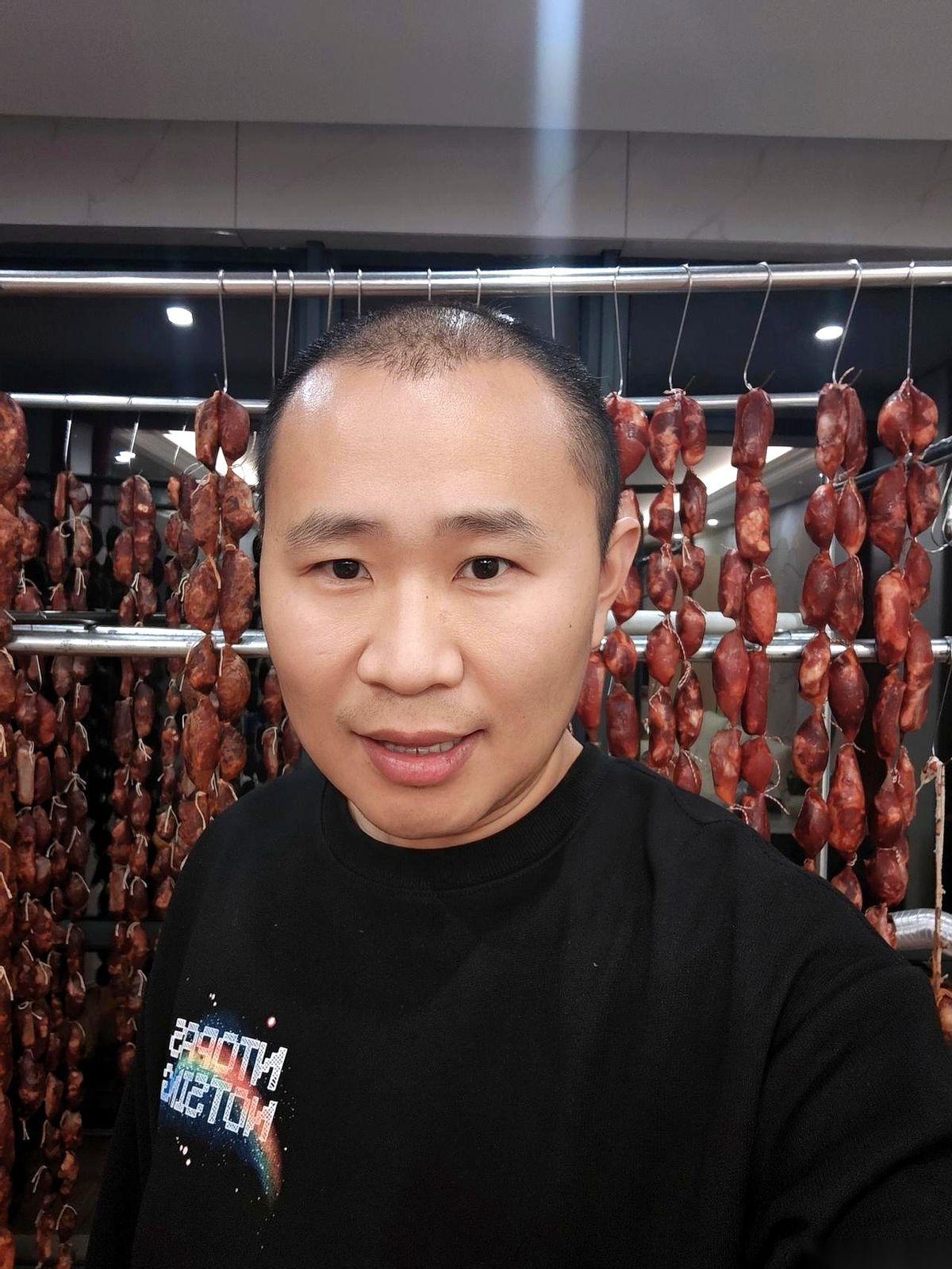 凌晨两点，我咬开了一根排骨肠。“啵”的一声，特别清脆。那一瞬间，我觉得自己不