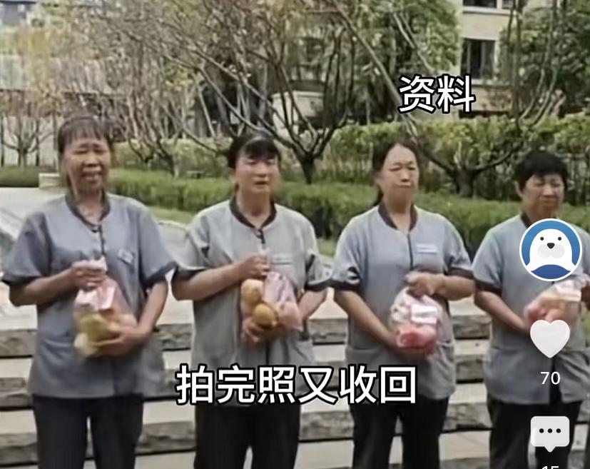 重庆，一女子在某小区做保洁。中秋节前，物业让保洁员拿着中秋礼品，排成队伍拍照。拍
