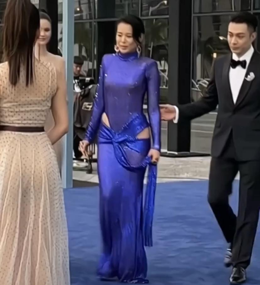 胡杏儿穿秋季蓝色裙子参加活动，这画面想想就很养眼。就像5月7日澳门新濠天地水舞