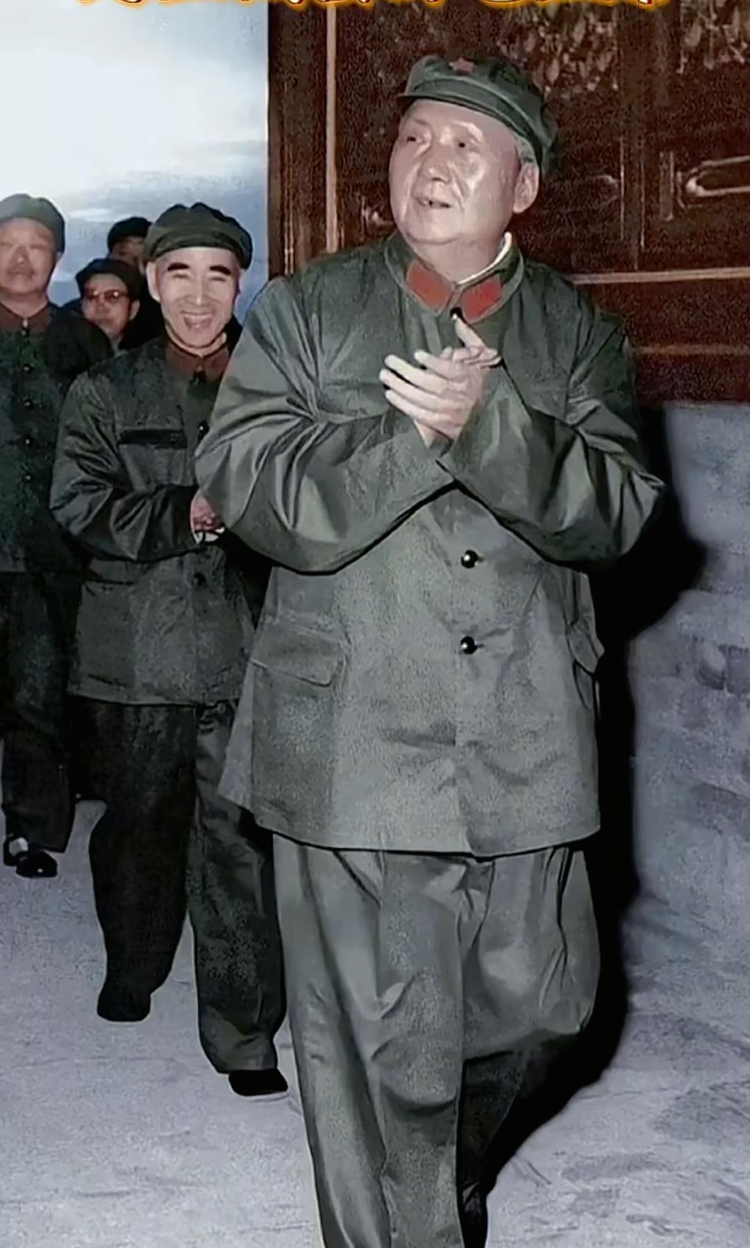 天安门城楼上的伟人风采！1966年，北京，阳光洒在庄严的天安门城楼上。毛主席身