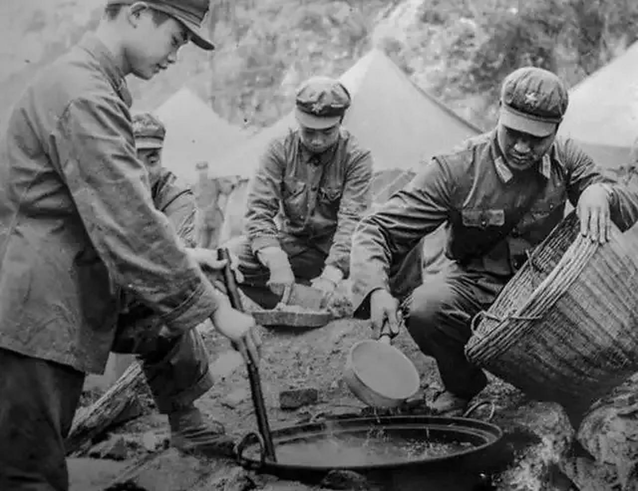 1979年，炊事员陶洪礼给前线送饭，路上，他遇到一个越军哨所，因嫌哨所碍事，他对