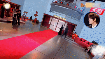 张凌赫杨迪同框，让人想起撒贝宁和肖战同框，都是对比惨烈，感谢杨迪和撒贝宁牺牲自己