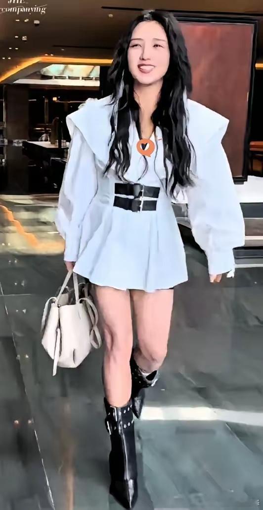 何洁成功瘦下来之后，不少网友第一时间质疑，猜测她依靠医美抽脂减脂！面对各种议论，