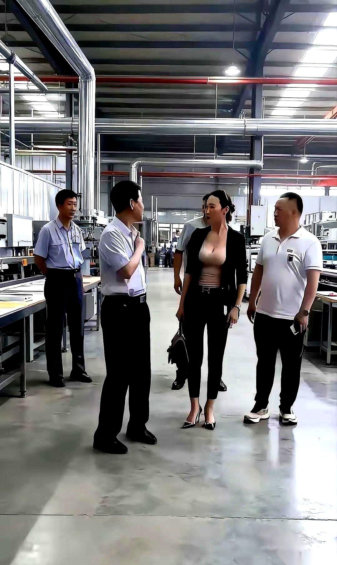 全车间的男人，那一秒，魂儿都被勾走了。旁边就是嗡嗡转的机器，刀片快得像风。她就