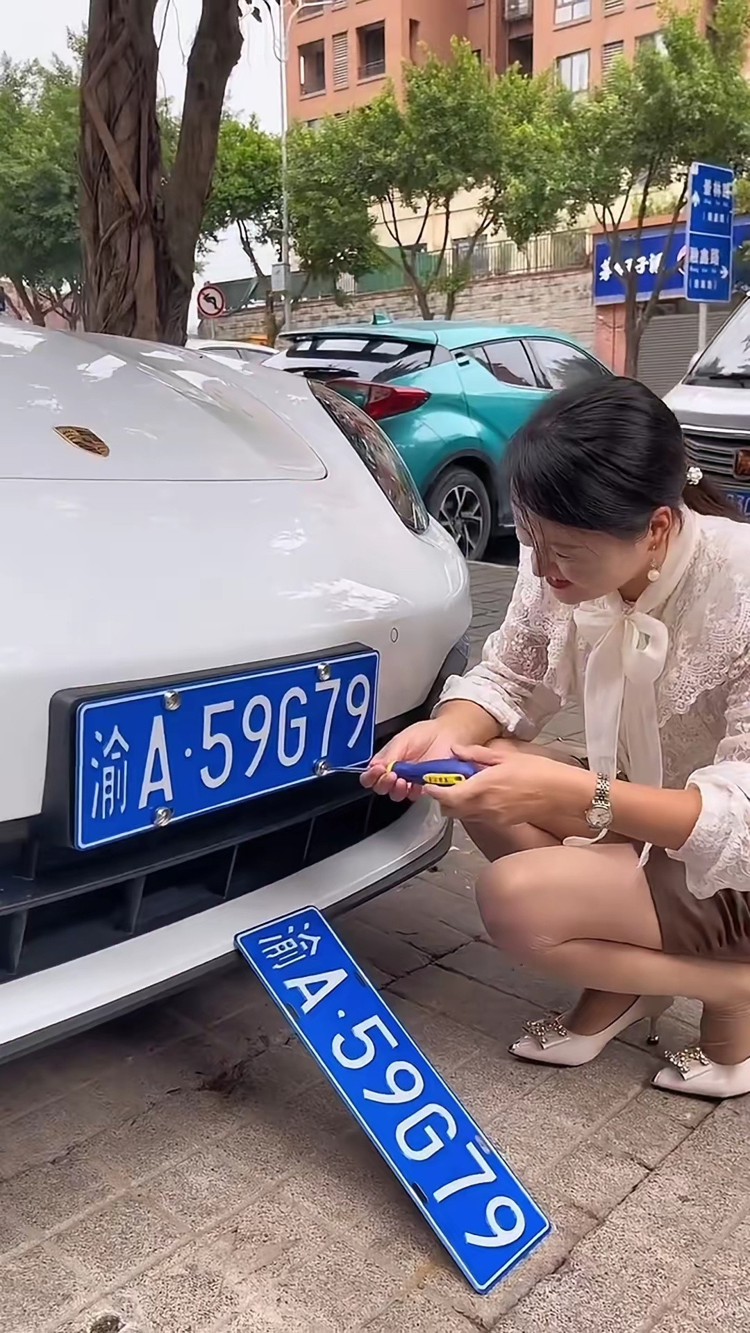 为啥这些豪车挂两块车牌，难道是放一块在后备箱备用吗？​​​