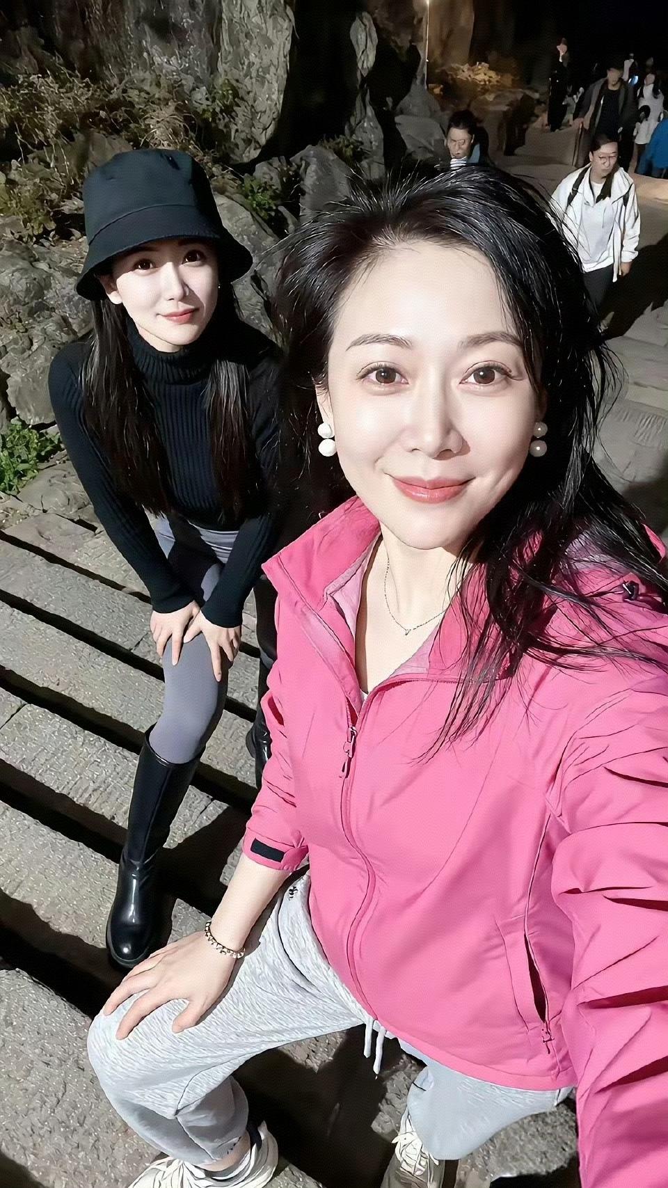 爬公园的母女俩，结婚早真好！[玫瑰]