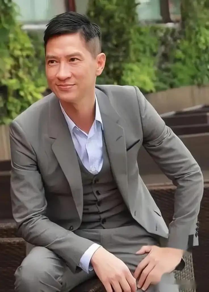 香港导演李修贤，揭密香港警察张家辉，原来做过四年警察。李修贤说：张家辉做过警察