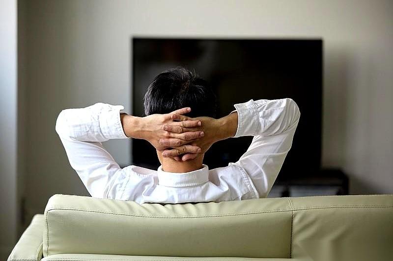 凌晨一点，摸黑爬上自家的床，一把从背后搂过去，指尖触感瞬间报警。不是丝绸睡衣，