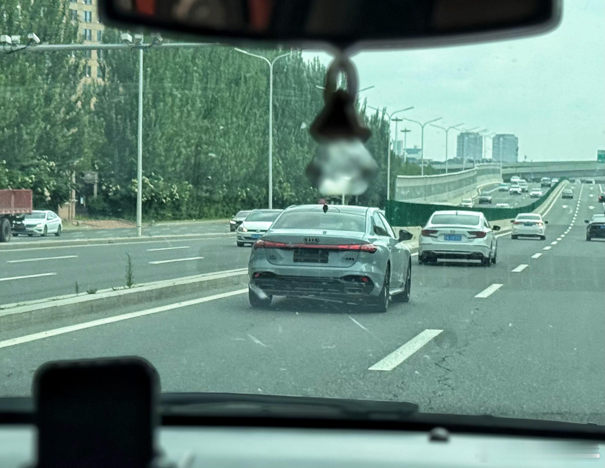 捉活的[大笑]一汽奥迪A5L！猜个入门价吧：最低多少？等奥迪正式价格出来后，最接