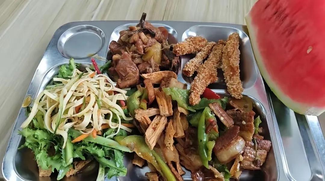 某大厂食堂浪费现象特别严重，于是出了个新规:饭菜随便打，不限次数，只有一个要求—