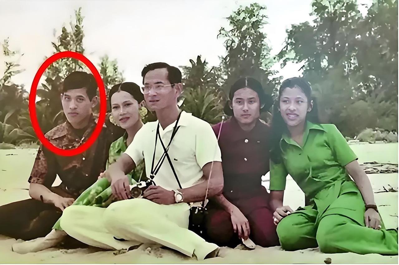 又一次领教了什么叫基因的强大。 诗丽吉王太后一生生了3女1子,儿女都继承了她