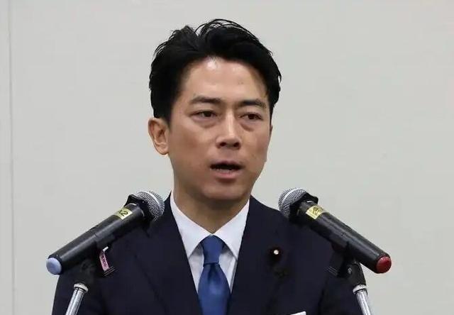 44岁的小泉进次郎，愈发像83岁的小泉纯一郎了，这是亲父子。在日本政坛，这对父