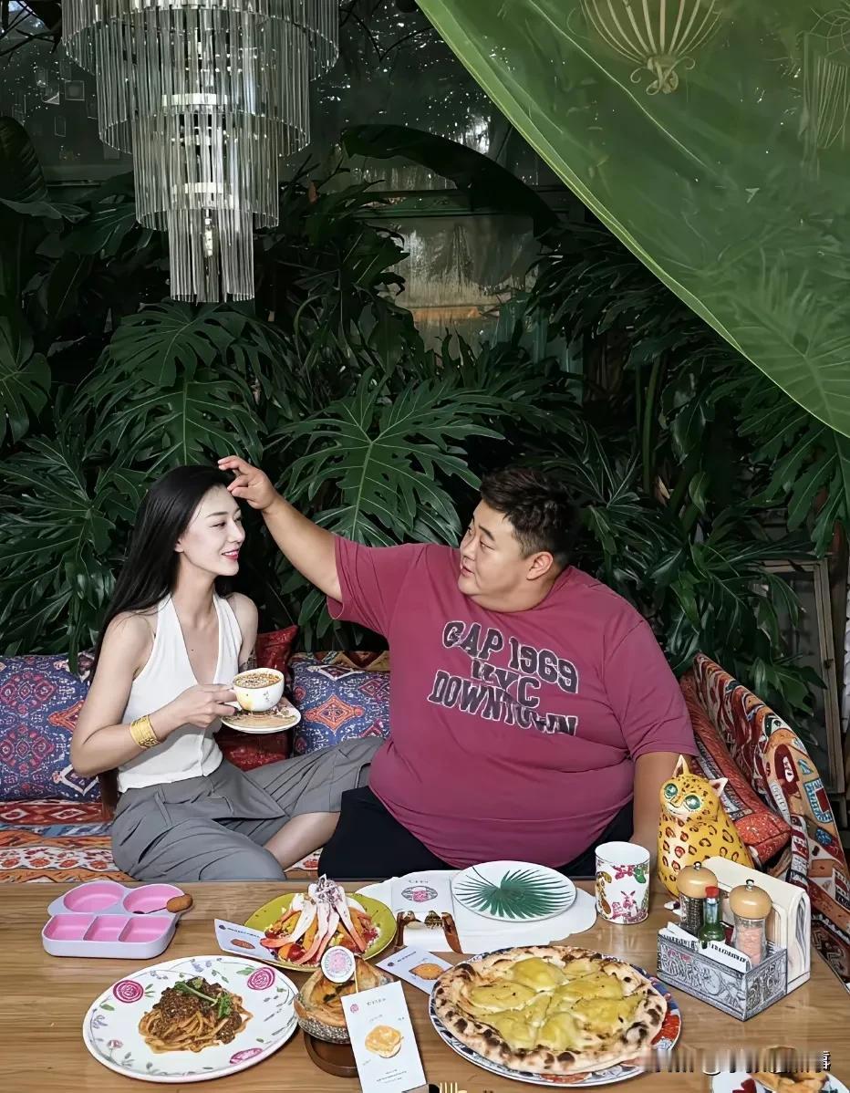 你看她笑的多开心