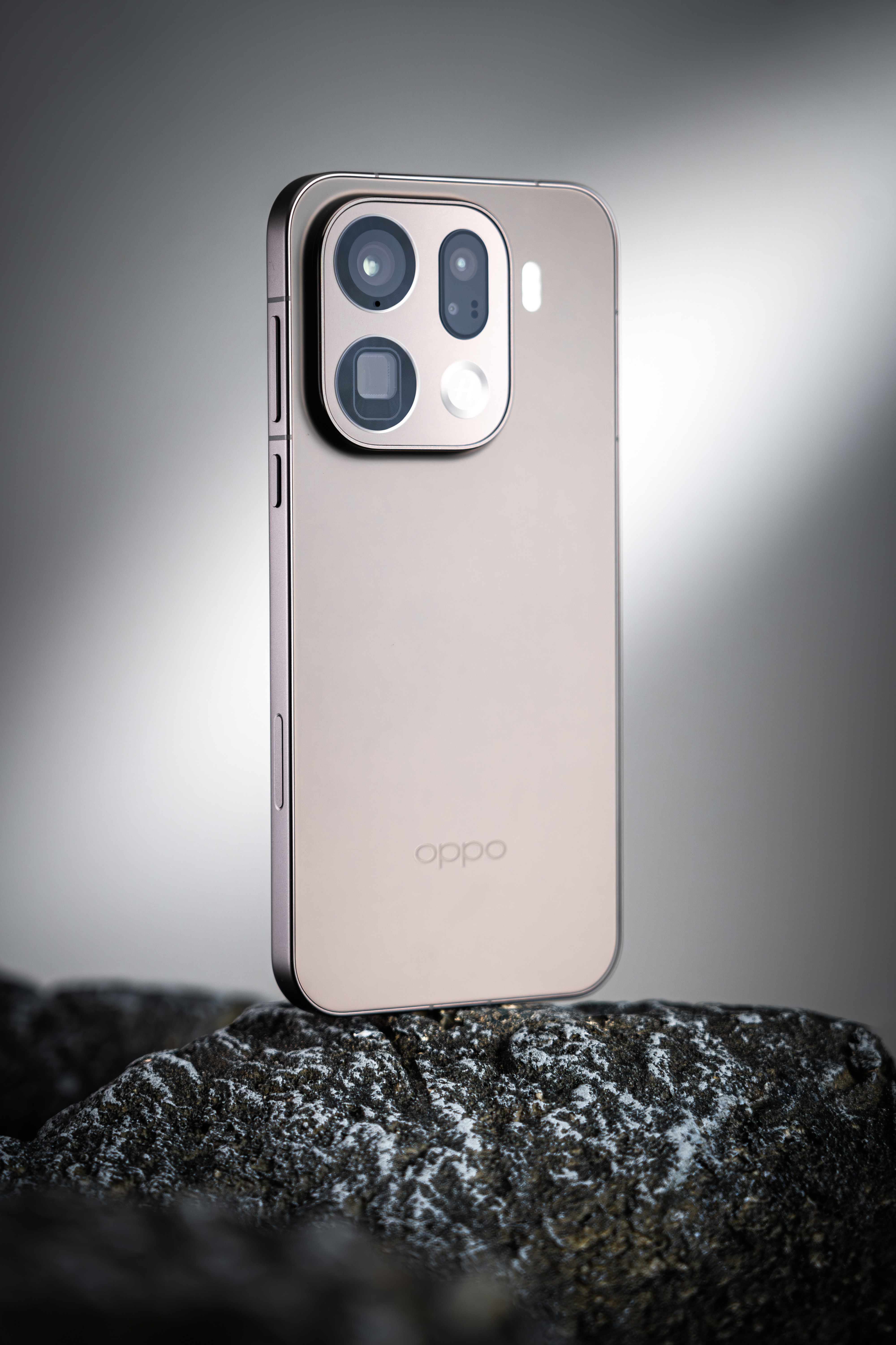 这一代OPPOFindX9Pro外观变化不小，新的矩形镜头Deco，加上冷