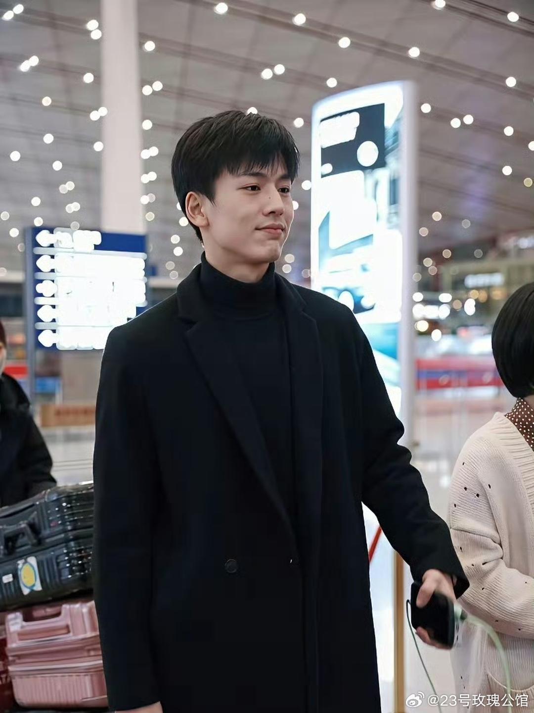 未出道前的张凌赫，人群中一眼就看见。