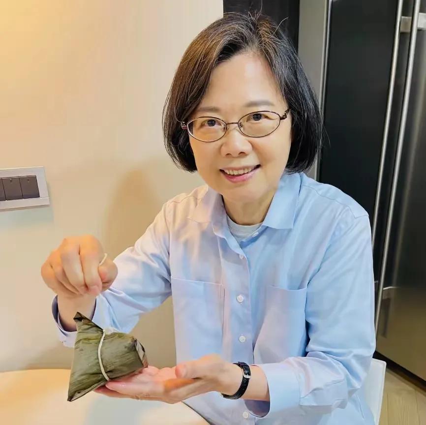 原来她也过端午。2025年，她发文：祝福大家，端午节快乐！这群人热爱和庆祝中