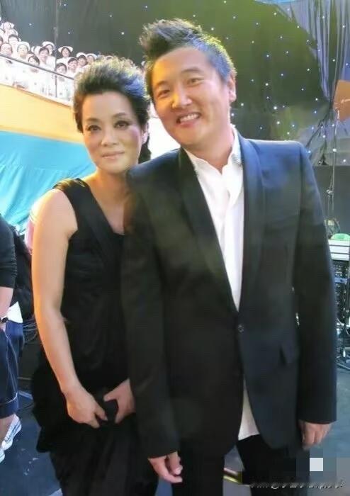 能认出这两位歌手的，你的年龄应该有在45岁以上了吧。女歌手早年的歌曲《渴望》、《