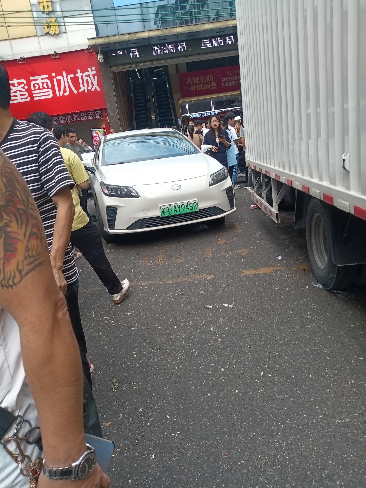 广州海珠区桥南新街,中午的高峰时期,车多人更多,密密麻麻的人在桥南新街找事做。