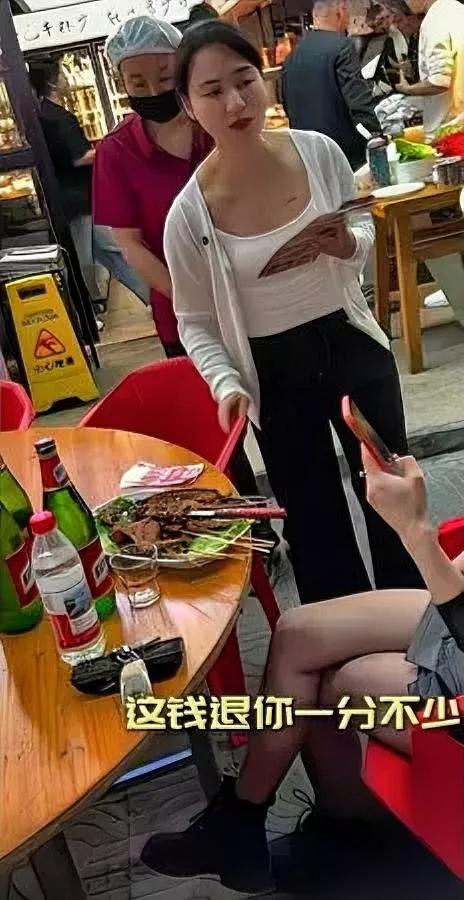 烧烤店这事儿，我站老板。就因为服务员没说“您好”，顾客要开除人家——结果