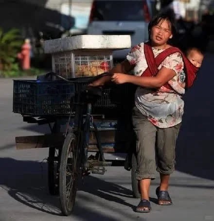 女子本弱为母则刚！女人的坚强远比矫情更显美丽动人。