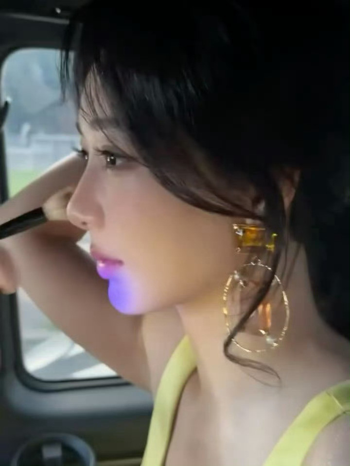 杨紫纪梵希品牌代言人杨紫杨紫更新ins，超美奶黄包，闪闪发光的大明星！纪梵希看