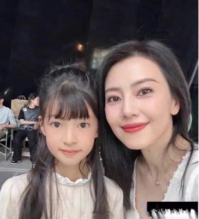 高圆圆儿女的这个颜值已经接近妈妈了