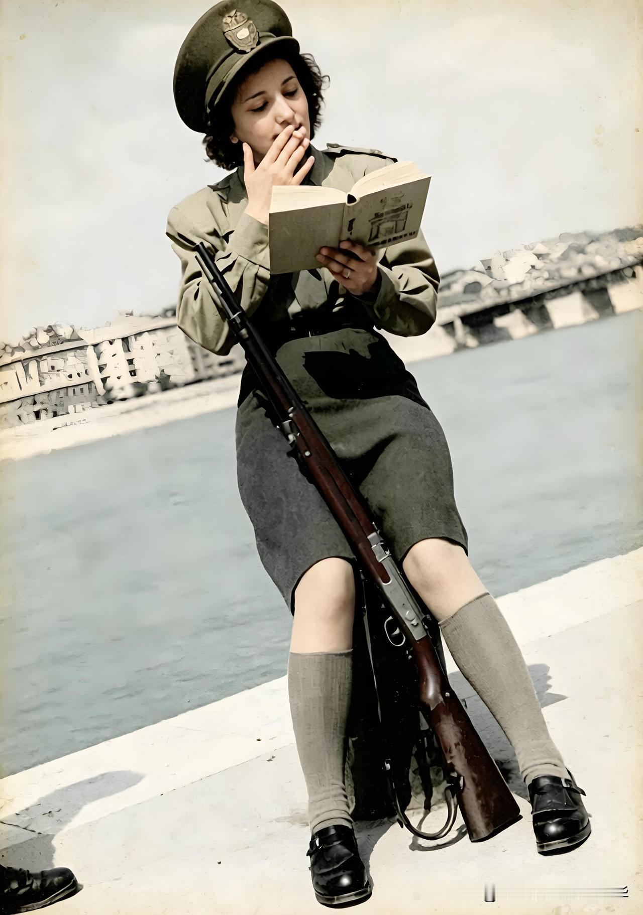 巴黎塞纳河堤上的美丽女警1947年，一名美丽的女警坐在法国巴黎塞纳河堤（Qu