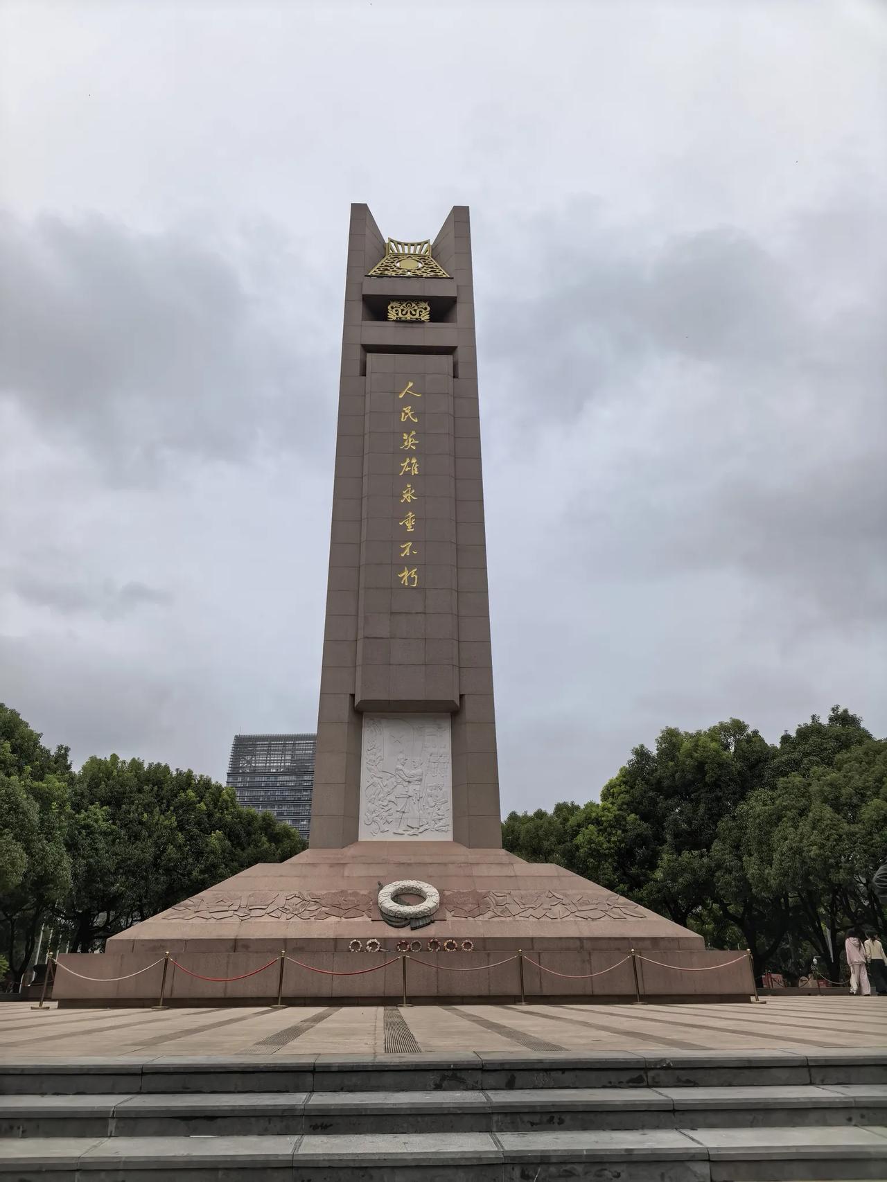 昨天我们一家三口，去了云南抗战胜利纪念堂园区广场参观，园区广场的主体建筑是云南人