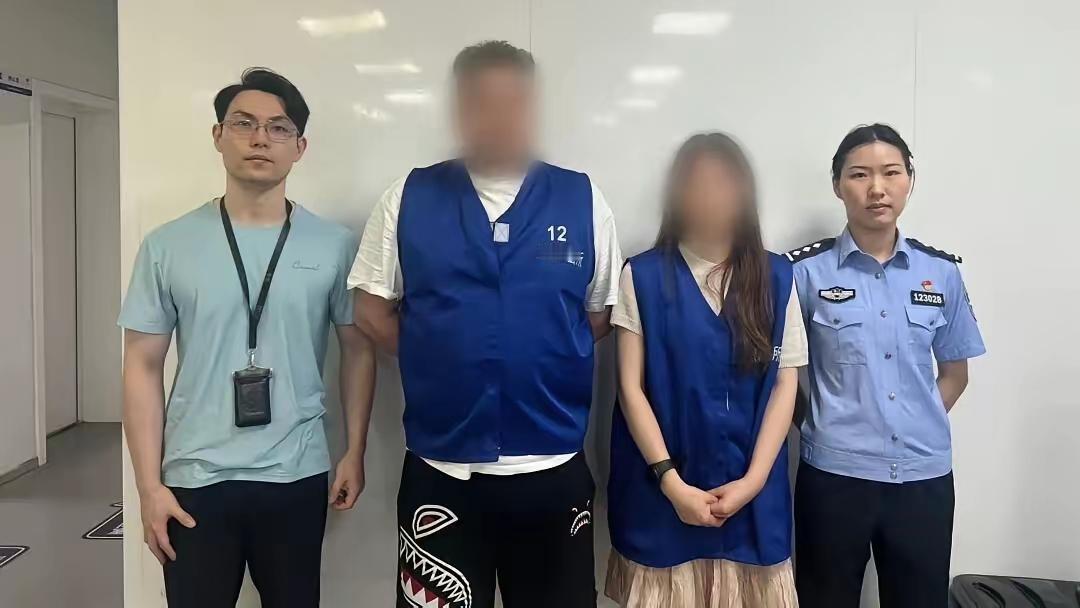 宁波北仑砸瓜夫妻穿上蓝色小马甲以后眼神立即就清澈了。看来这个蓝色小马甲是有神奇的