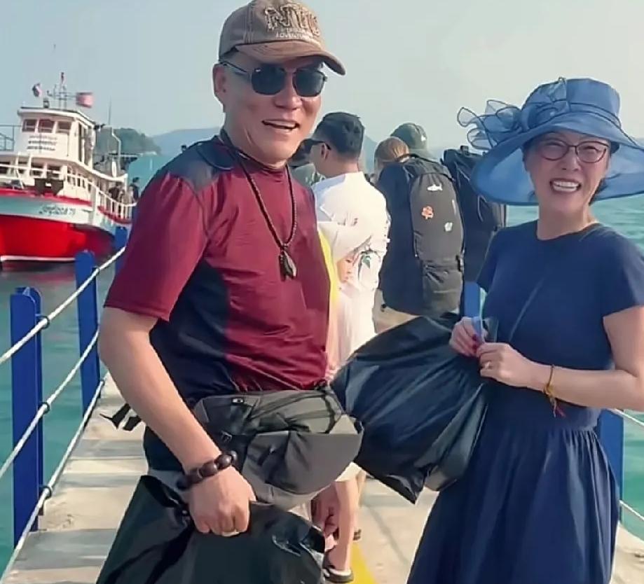 李国庆和张丹红夫妇婚后真是甜如蜜呀，这不又去旅游么，两夫妻跑到柬埔寨高龙岛度假，