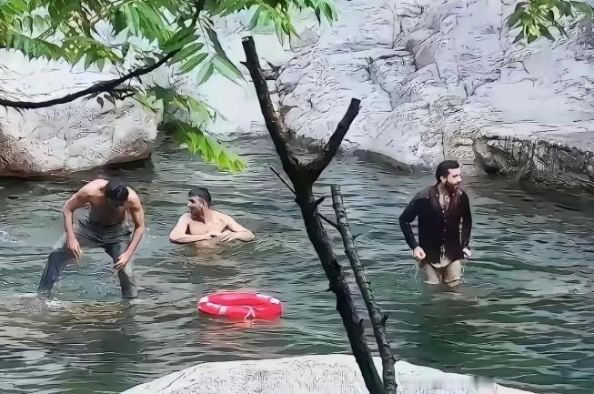 全中国的老百姓都在用脚投票，给不文明游客贴上“此生拒入”的标签，这一幕终于上演了