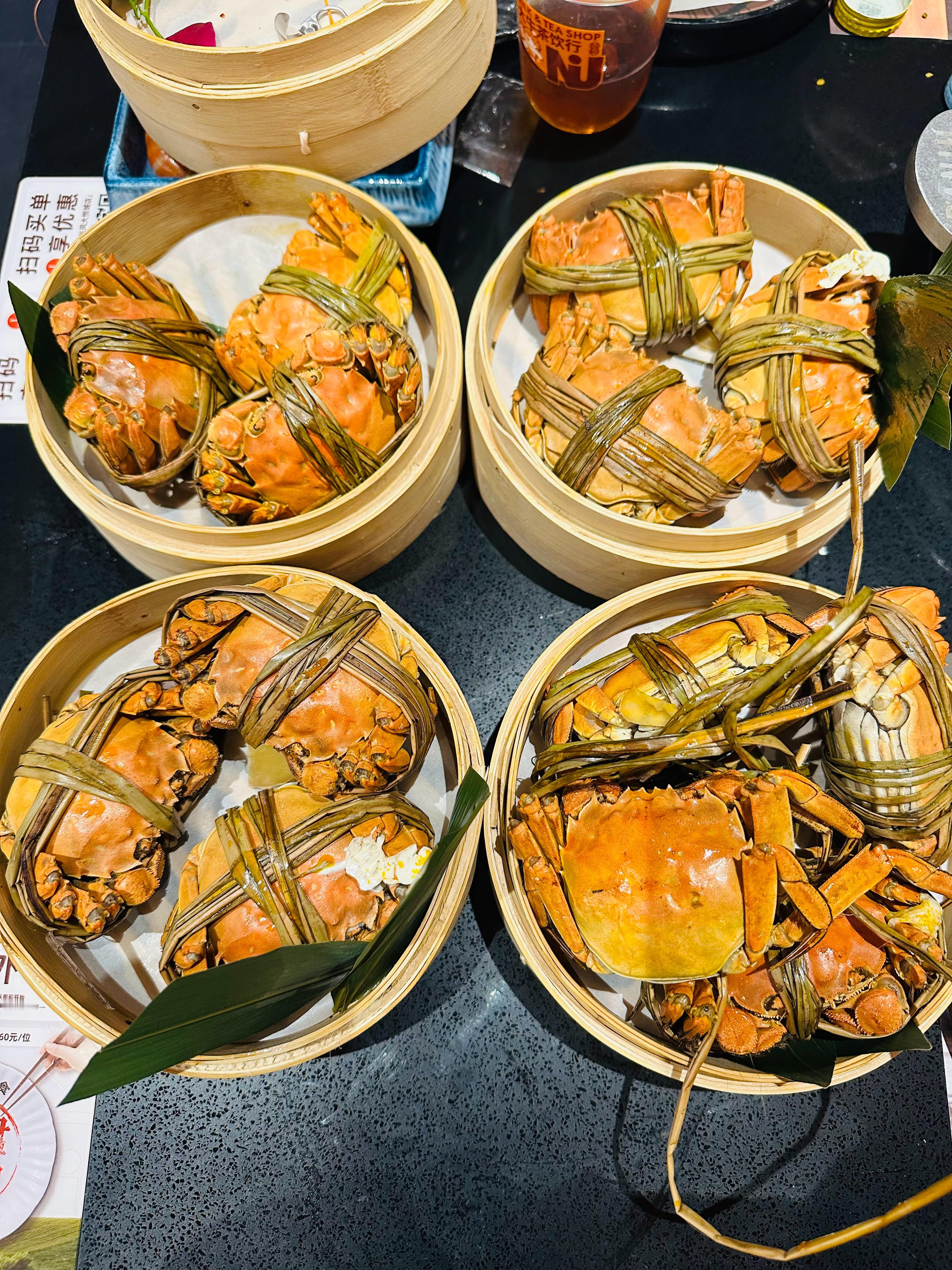 大闸蟹才是秋天的VIP！掰开蟹壳那瞬间，满满的蟹黄让人疯狂心动～