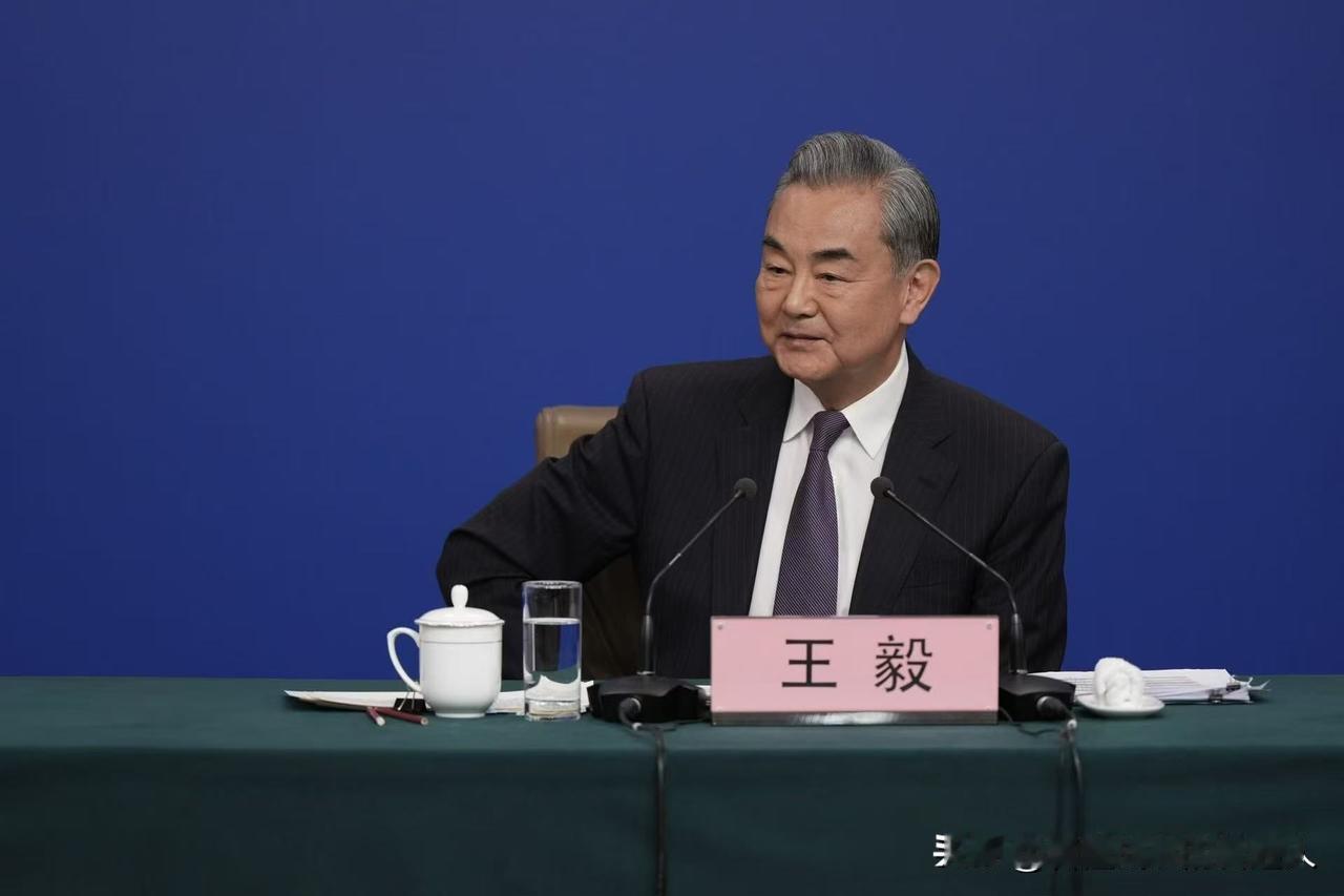 就在刚刚，慕尼黑现场传来一声惊雷！王毅外长的“德日对比论”，直接刺痛了日本的神经