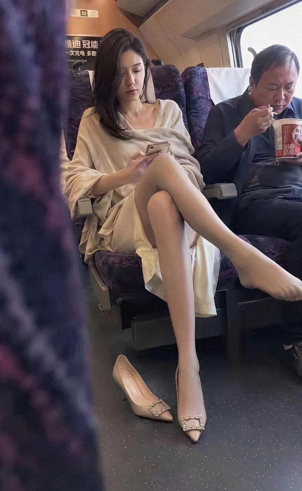 大哥这泡面吃得挺香啊，一点也不受影响！