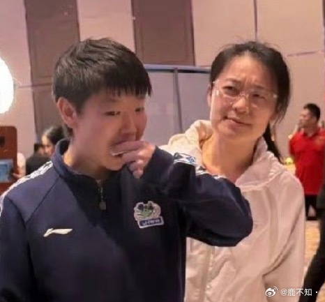 莎姐看着孙颖莎瘦了的热搜，甚是欣慰，嗷呜一口