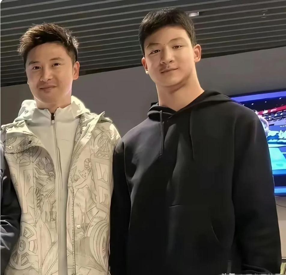 14岁的儿子脖子和头一样粗，评论区几千人催田亮“赶紧带孩子去医院”，这届网友真是