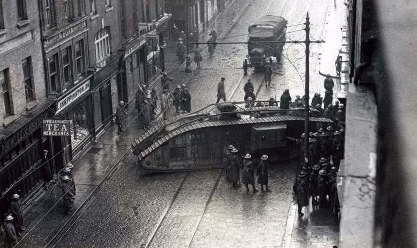 1921年1月，在爱尔兰独立战争期间，英国军队使用马克V型坦克打破了都柏林一家店
