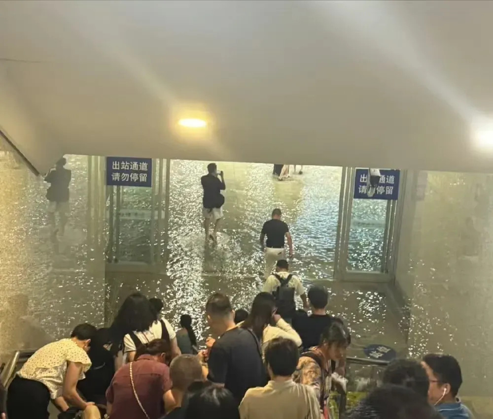 成都东站致歉今天成都这雨简直太大了，把成都东站秒变“码头”，直接帮东站解锁了新