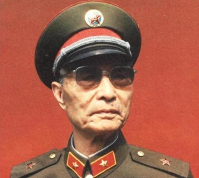 1964年，张爱萍将军到酒泉某基地视察，突然，他发现有10多名背着斜挎包的战士站