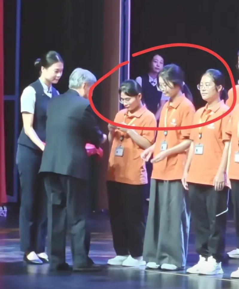 福耀科技大学首届6位女生！舆论应该给她们更多关注，很多掌声！开学典礼，站在台上合