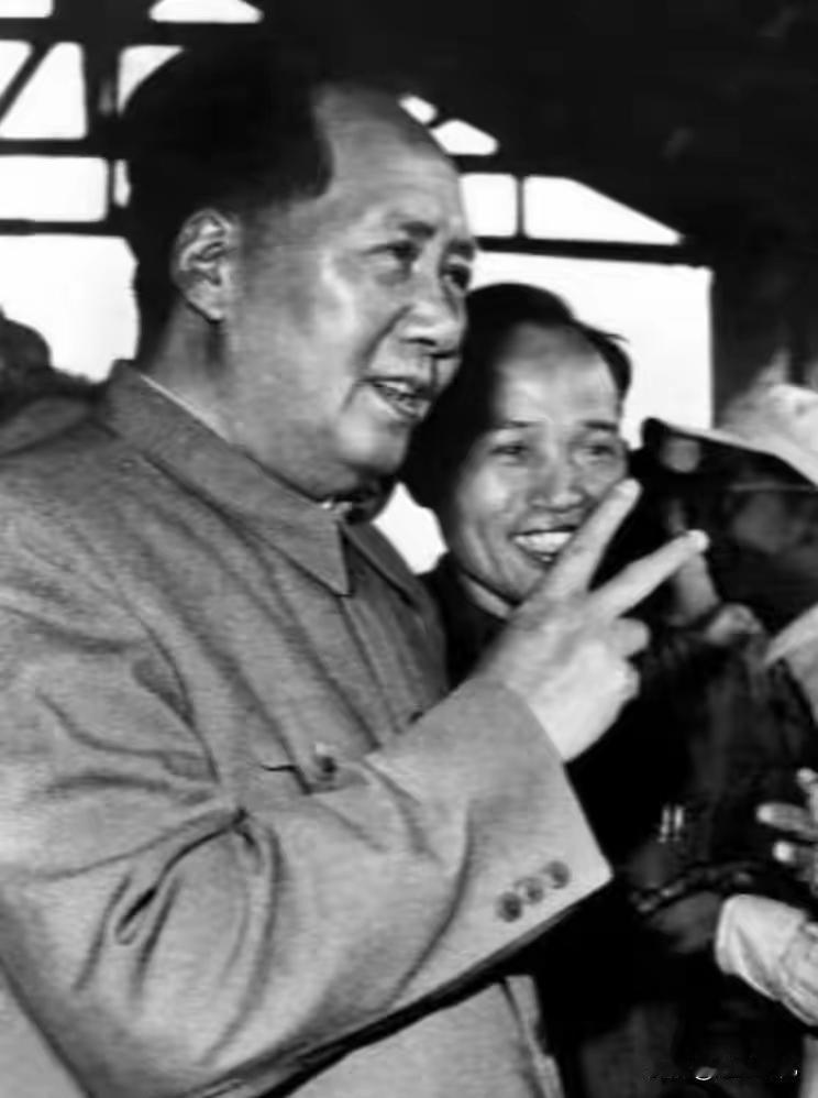 为何毛主席越隔时代，越受年轻人追捧？答案就藏在这颗心里如今的年轻一代，生在