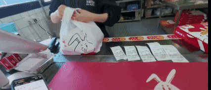 3月29日，上海。外卖小哥到店取餐，刚进门就问：“餐还要多久？”店员随口回：“