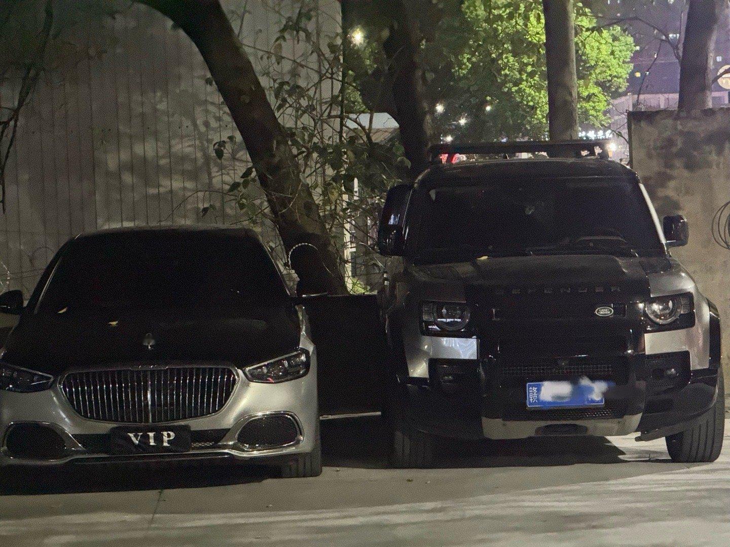 这个家庭用车组合如何？迈巴赫S级+路虎卫士[doge]​​​