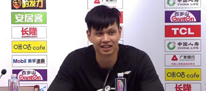 这哥们命是真硬！夺冠夜全队狂欢的时候，我盯着许钟豪坐在替补席呲着大牙乐的模样就特